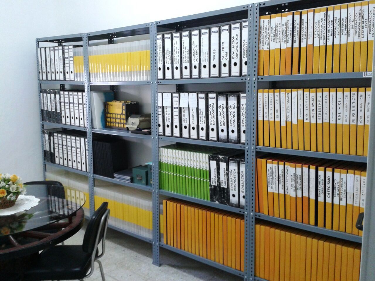 estanterias metalicas grises para archivos